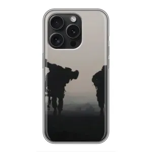 Чехлы на военную тематику для iPhone 15 Pro (Бой солдат)