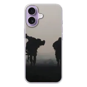 Чехлы на военную тематику для iPhone 17 (Бой солдат)