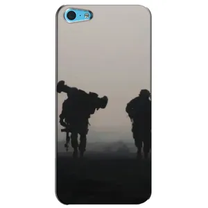 Чехлы на военную тематику для iPhone 5c (Бой солдат)