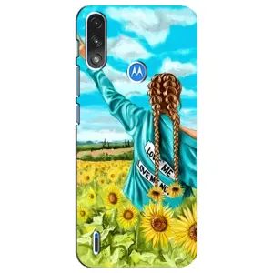 Чехол Стильные девушки на Motorola E7 Power (Девушка на поле)
