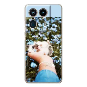 Чехлы с изображением разных животных для Motorola Edge 50 Ultra (Ежик на руках)