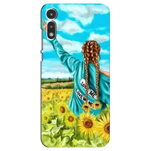 Чехол Стильные девушки на Motorola MOTO E 2020 (Девушка на поле)