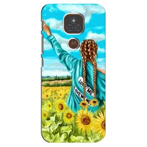 Чехол Стильные девушки на Motorola MOTO E7 Plus (Девушка на поле)