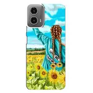 Чехол Стильные девушки на Motorola MOTO G34 (Девушка на поле)