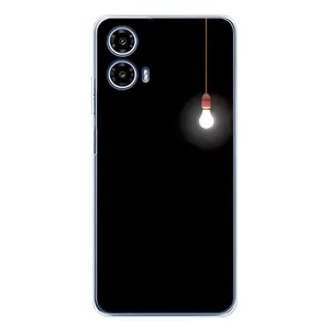 Чехол с картинками на черном фоне для Motorola Moto G35 (Лампочка)