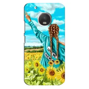 Чехол Стильные девушки на Motorola MOTO G5 Plus (Девушка на поле)