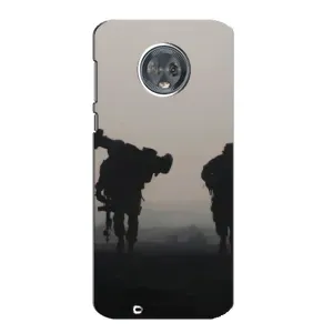 Чехлы на военную тематику для Motorola MOTO G6 (Бой солдат)
