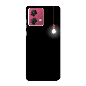 Чехол с картинками на черном фоне для Motorola MOTO G84 (Лампочка)