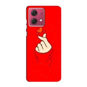 Чехлы (Знак сердечка) на Motorola MOTO G84 (Сердце на красном)