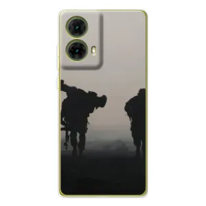Чехлы на военную тематику для Motorola MOTO G85 (Бой солдат)