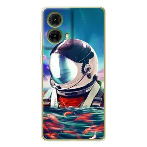 Силиконовый Чехол с принтом "Космонавты" на Motorola MOTO G85 (Космонавт в воде)