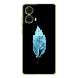 Чехол с картинками на черном фоне для Motorola MOTO G85 (Листочек)