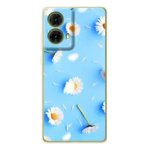 Чехол с Цветами для Motorola MOTO G85 (ромашки на голубом)