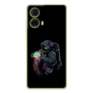Силиконовый Чехол с принтом "Космонавты" на Motorola MOTO G85 (В руках земля)