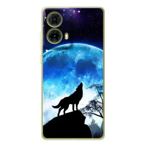 Чехол с Волком на Motorola MOTO G85 (Воет на луну)