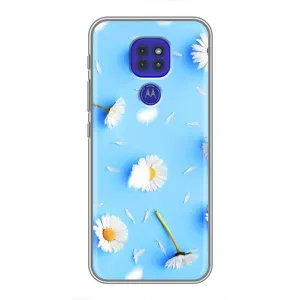 Чехол с Цветами для Motorola MOTO G9 Play (ромашки на голубом)
