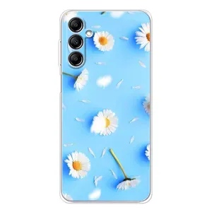 Чехол с Цветами для Samsung Galaxy M35 5G (ромашки на голубом)
