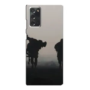 Чехлы на военную тематику для Samsung Galaxy Note 20 (Бой солдат)
