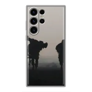 Чехлы на военную тематику для Samsung Galaxy S22 Ultra (Бой солдат)